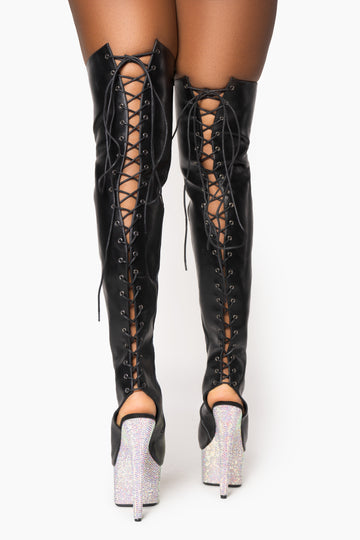 Zapatos negros de plataforma con diamantes hasta el muslo